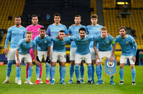 内马尔赛前牵着自己的女儿马维入场，之后还给女儿比心（赛前温情一幕：内马尔牵女儿马维入场并隔空比心）