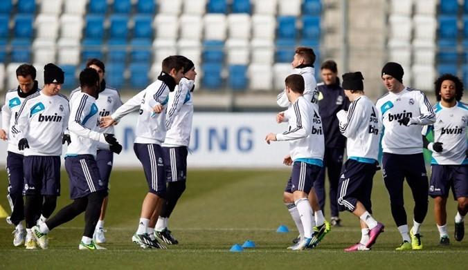 逆转！30岁锋霸独造2球，西甲豪强连进3球，欧冠翻盘（欧冠大逆袭：30岁锋霸独造两球，西甲豪门连轰三球完成翻盘）